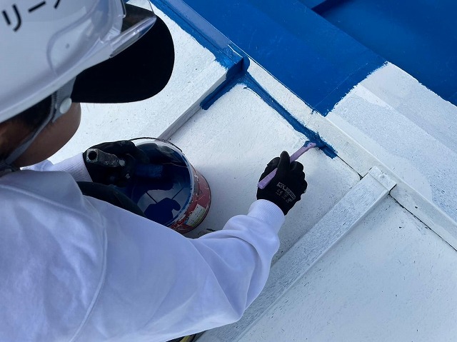 南都留郡富士河口湖町で古民家トタン屋根をロックペイントのユメロックルーフで色鮮やかに重ね塗り